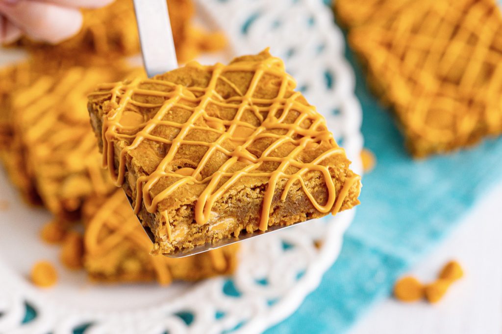 butterscotch blondie on a spatula