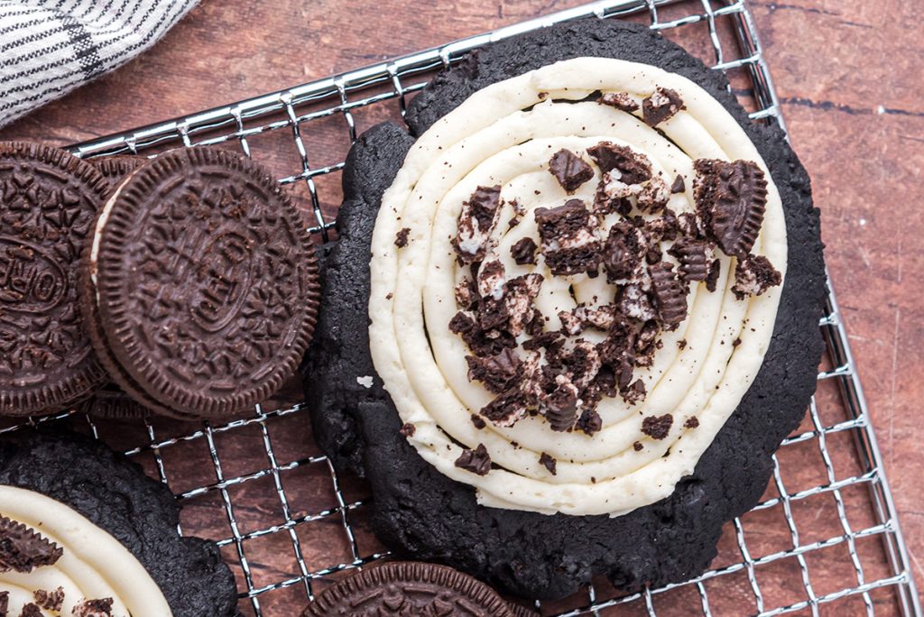 close up of copycat crumbl oreo cookie